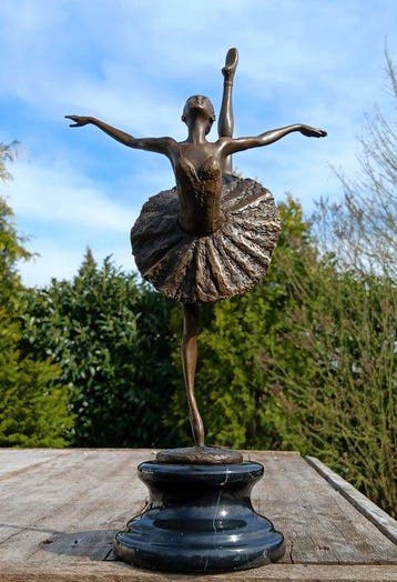 sculptuur, ballerina is dancing - 33 cm - brons marmer
