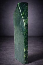 Elegante nefrietjadebeeldhouwwerk Deep Green Natural Form -