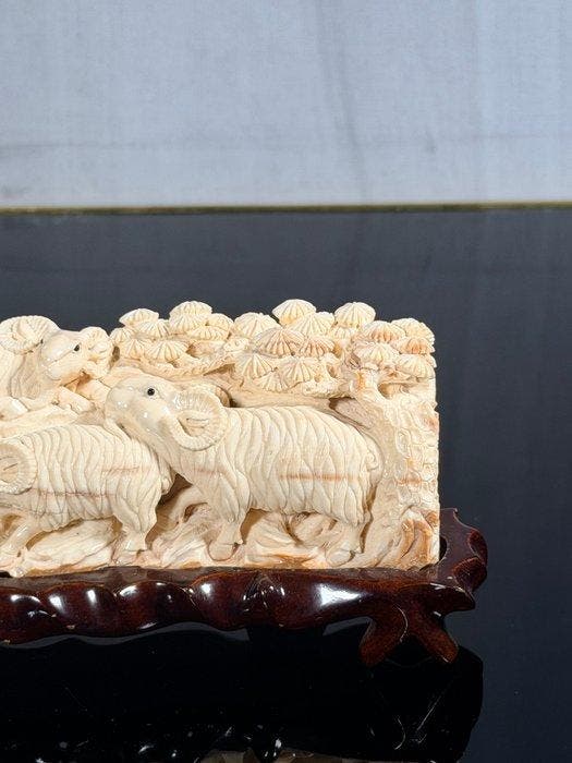 Figuur - Carved mamut figure - gefossiliseerd mammoetivoor, Collections, Collections Animaux