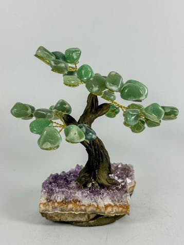 Edelstenen boom van groene aventurijn op amethist geode –