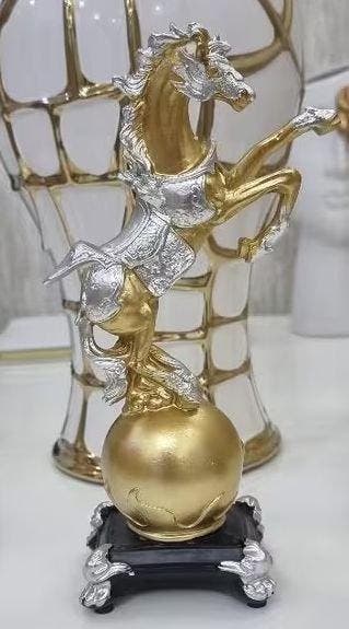 sculptuur, Elegant Golden Horse Equestrian Sculpture –
