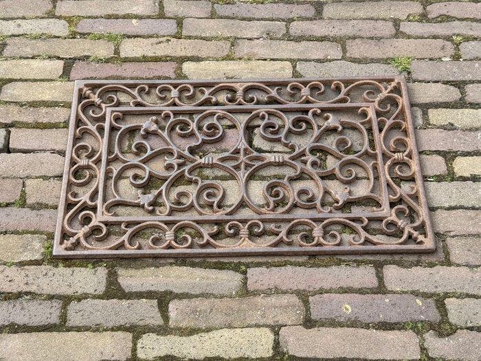 Architectonisch ornament - Charmante gietijzeren deurmat met, Antiquités & Art, Curiosités & Brocante