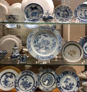 Onderbord - Een grote Chinese blauw-witte herten-dienplaat., Antiek en Kunst