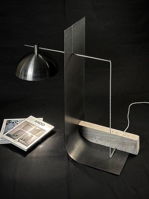 DARK atelier - Lamp - Equo 2.1 - IJzer, Travertine, Staal, Antiek en Kunst, Kunst | Designobjecten