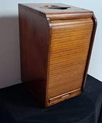 roller shutter cabinet, with its own key. - Armoire de