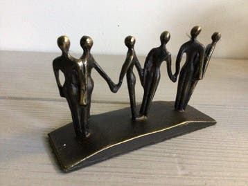Corry Ammerlaan - sculptuur, “ OUR TEAM “ - 7 cm - brons (