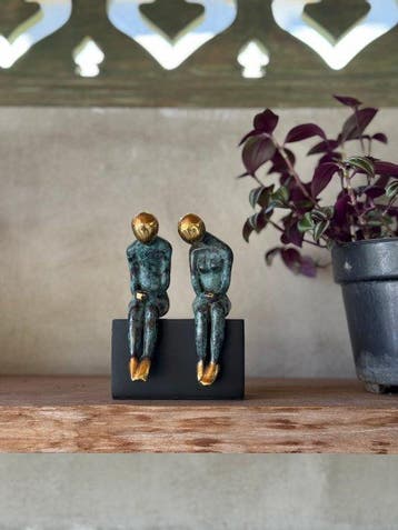 sculptuur, NO RESERVE PRICE - Sitting Couple on a Base, next