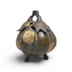 Tanp – Takaoka bronzen wierookbrander met drie aubergines