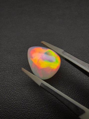 6.88cts Natural White Opal Cabochon - Hoogte: 16.4 mm -