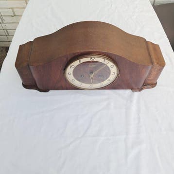 Tafel/bureauklokken - Urgos (Schwenningen). - hout, messing