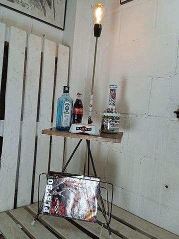 Staande lamp - Vintage Poolse vloerlamp met bijzettafel en
