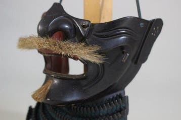 Mengu/Menpo - Japan - E3-249 Tetsu Kurourushinuri Menpo met, Antiek en Kunst