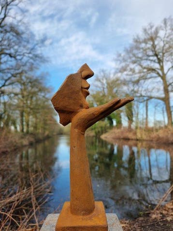 Beeldje - Girl waiving a kiss - IJzer