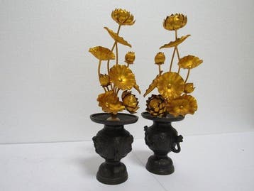 Een paar Jyôka (vergulde tempelbloemen - lotus) met