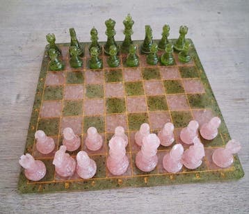Schaakspel - Roze kwarts en peridoot omhuld door hars., Antiek en Kunst