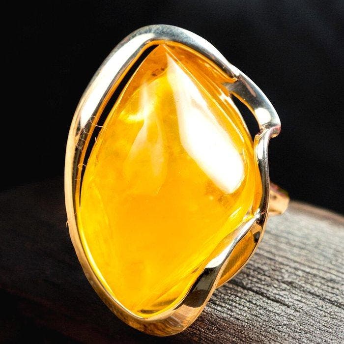 Geel amber zilveren ring – elegant en modern ontwerp. -, Antiek en Kunst, Curiosa en Brocante