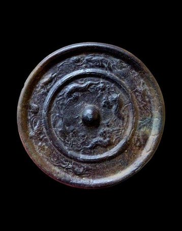 Chinois ancien Bronze - Grand miroir à décor en relief -