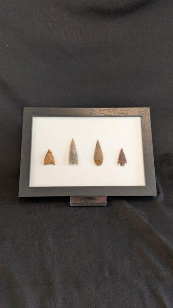 Neolithisch Vuursteen collectie op frame van pijlpunt –