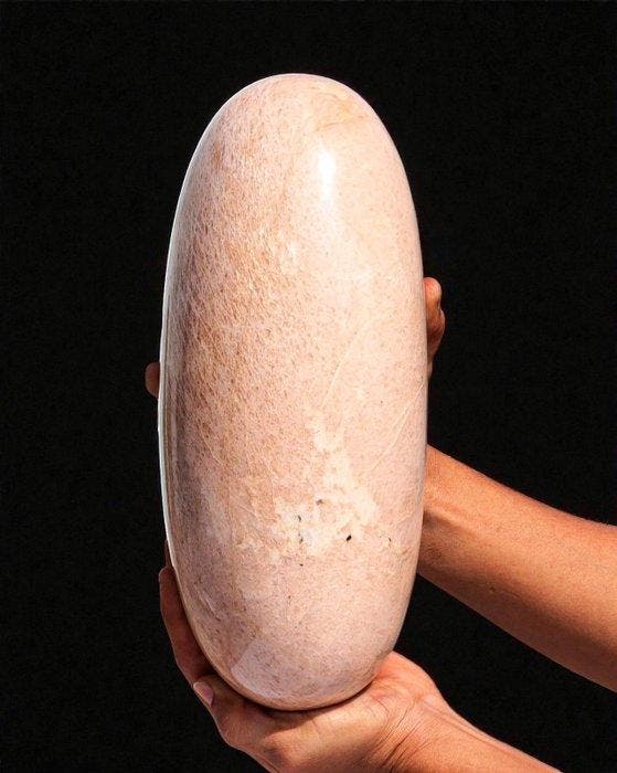 Grote 7,7 kg perzik maansteen sculptuur - Shiva Lingam -, Verzamelen, Mineralen en Fossielen