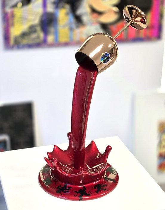 Patryk Konrad - Wine pour frozen frame sculpture - Keith, Antiek en Kunst, Kunst | Designobjecten