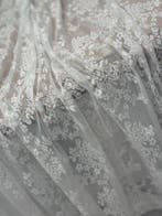 Exclusief geborduurd tuleweefsel, volledig met bloemmotieven