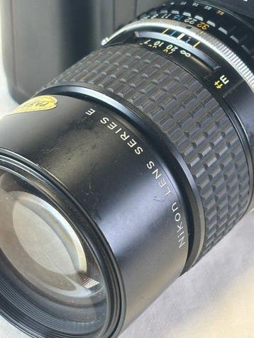 Nikon F90X met lens 2.8/135 mm Single lens reflex camera