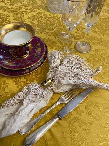 san leucio - Kostbaar tafellaken van zijde in goudkleur met