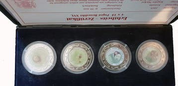Somalia 4 x 1 dollar 2005- Pope Benedikt Xvi in black pla..., Timbres & Monnaies, Monnaies | Amérique, Verzenden