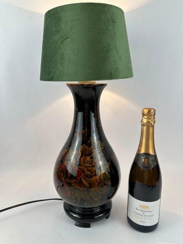 Tafellamp - Hout - Een lamp met zwarte lak