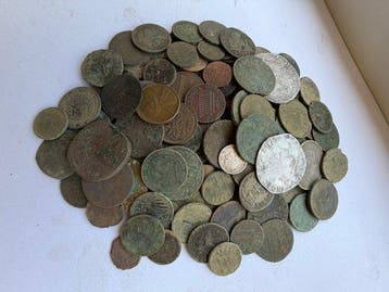 Wereld. Lot bevinden zich circa 125 munten van diverse