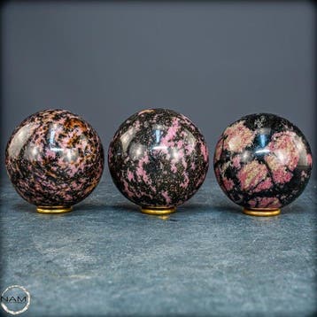 Natuurlijke rhodonietballen – Set van drie expressieve
