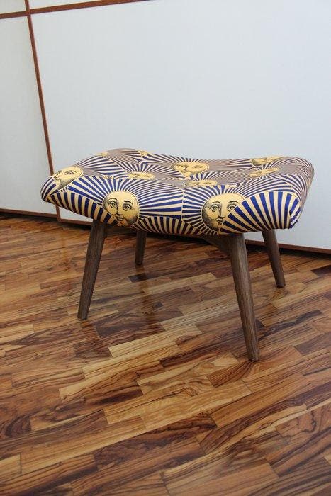 Poef - Voetenbank met vintage Fornasetti-stof - Hout,, Antiek en Kunst, Antiek | Meubels | Stoelen en Sofa's