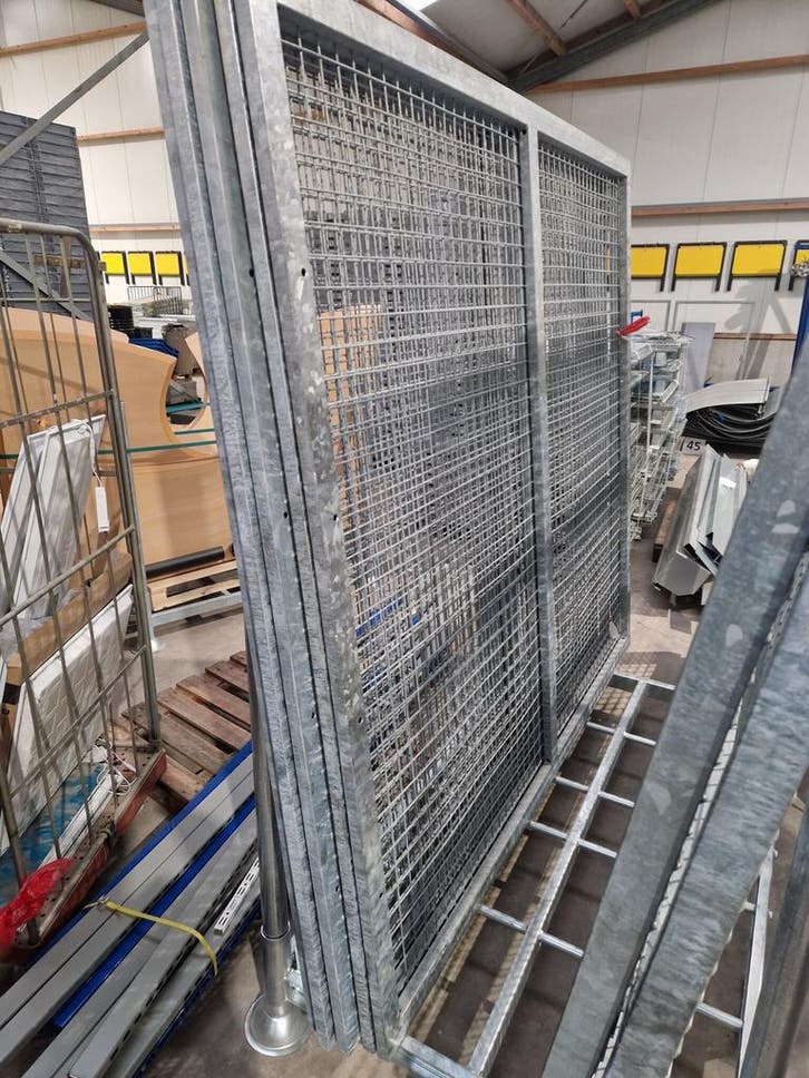 Gaaswand verzinkt hotdip 201.5x220x3cm gebruikt, Articles professionnels, Aménagement de Bureau & Magasin | Entrepôt, Rayonnage & Stockage