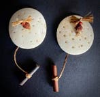 Tribale oorbellen Naga in schelp, hout en rode zaad –