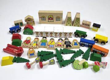 Houten treinaccessoires, 45 stuks: gebouwen, bomen,, Kinderen en Baby's, Verzenden, Nieuw