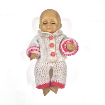 Vintage babypop met slaapogen en handgebreid pakje, Kinderen en Baby's, Verzenden, Nieuw