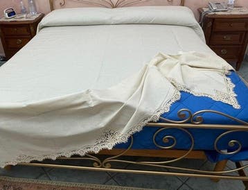 Paoletti - Couvre-lit ou drap orné de dentelle guipure. -