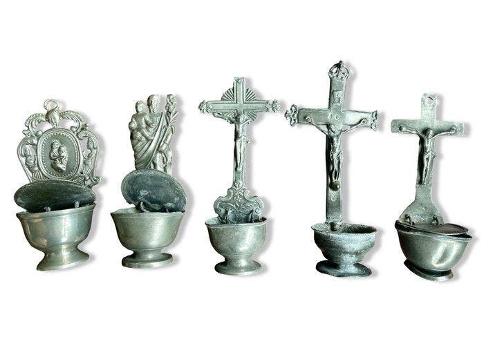 Verzameling van 5 mooie wijwatervaten en 3 kleine kelken (8), Antiek en Kunst, Kunst | Niet-Westerse kunst