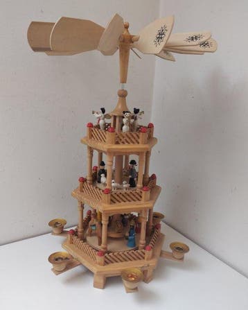 Kerstbeeldje - Draaiende kerstpiramide, 3 verdiepingen - 44