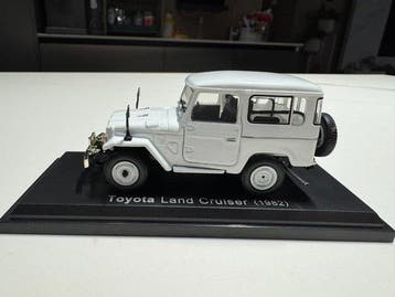1:43 - Modelauto - Toyota Land Cruiser (1982)