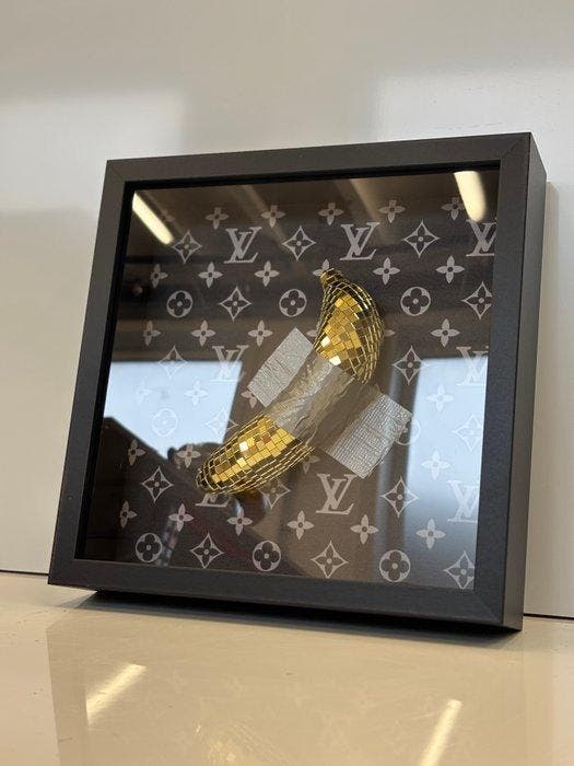 Rob VanMore - Don’t eat the banana by Louis Vuitton, Antiek en Kunst, Kunst | Designobjecten
