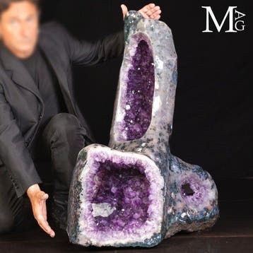 Majestueuze diep-violette amethistgeode met ingewikkelde
