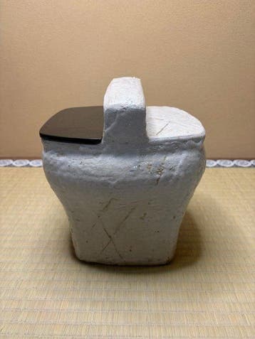 Japanse Shino-keramiek Tabako-Aburi met metalen deksel –
