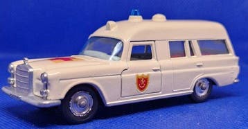 Matchbox 1:48 - Modelauto - Mercedes Benz Binz Ambulance, Nieuw