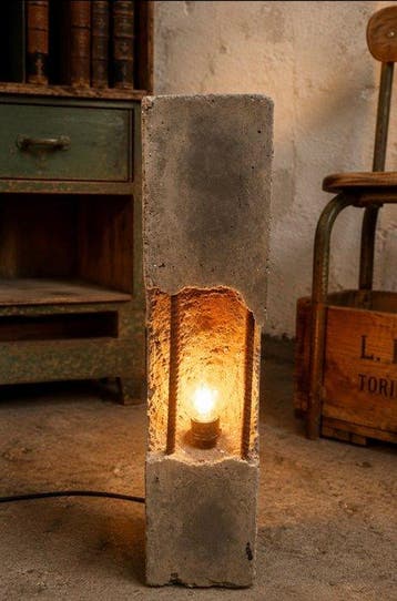 Lampada da tavolo brutalista in cemento e acciaio – design