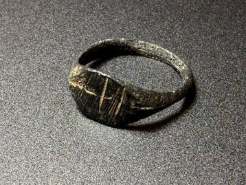 Viking periode Brons Intacte ring met een mooi gestileerde