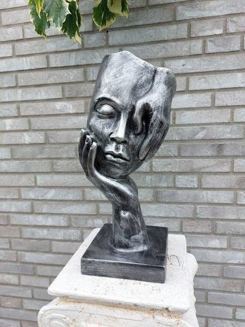 Beeld, surreal Statue head on block 48 cm height - 48 cm -, Antiek en Kunst
