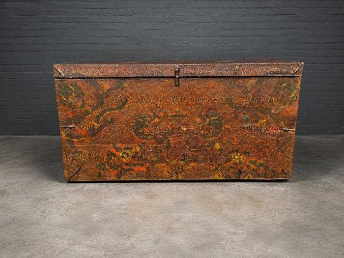 Grand coffre en bois tibétain polychrome peint avec quatre, Antiek en Kunst, Antiek | Overige Antiek