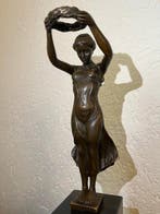 Pitta Luga - sculptuur, Vrouw met lauwerkrans - 33.5 cm -