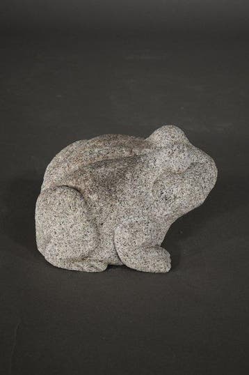 A Japanese granite frog garden sculpture - Sculptuuur voor